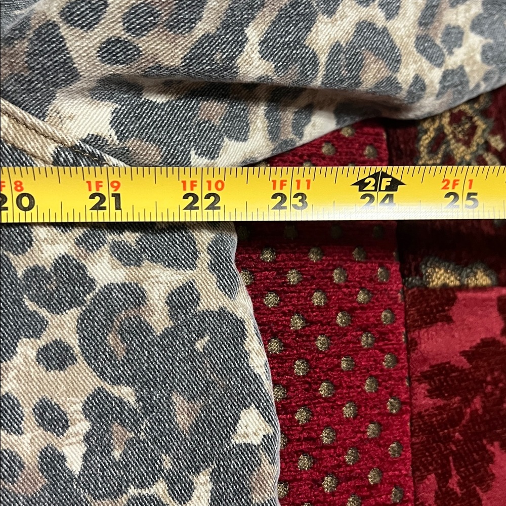Kut from the Kloth Leopard Print Jean Jacket - Black and Tan. XL - Picture 6 of 9